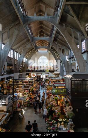 Wroclaw, Pologne - août 2019 : le marché de Wroclaw architecture shope - marché intérieur de nourriture situé dans le centre-ville de Wroclaw, près de Piaskowa Pier. Banque D'Images