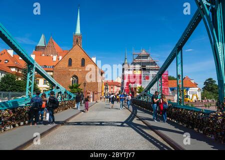 Wroclaw, Pologne - juillet 2019: Pont Tumski (également appelé pont des amoureux, pont de la cathédrale ou pont vert), orné de nombreux locks d'amour et de coeurs, Banque D'Images