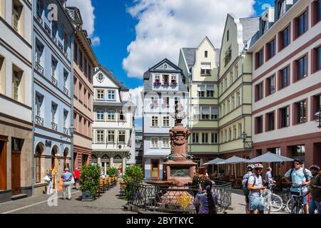 Francfort, Allemagne - juillet 2019: Francfort vue sur la vieille ville et touristes en été dans la Altstadt (vieille ville), un quartier de Francfort-sur-le-main Banque D'Images