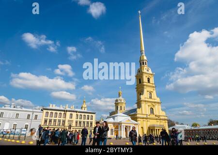 Saint Petersburg, Russie - Mai 2019 : Pierre et Paul dans la cathédrale de la forteresse Pierre et Paul avec les touristes à marcher le long de Saint Petersburg, Russie Banque D'Images