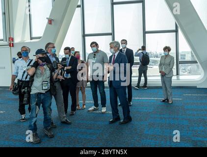 New York, NY - 10 juin 2020 : Rick Cotton dirige la presse lors de la tournée dans le tout nouveau hall d'arrivée et de départ du terminal B de l'aéroport LaGuardia Banque D'Images