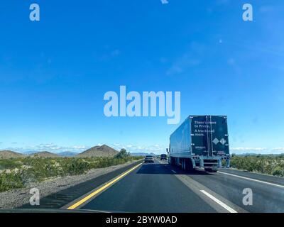 Salome, AZ/USA - 2/23/20: Voitures et camions traversant l'Arizona sur l'Interstate 10. Banque D'Images