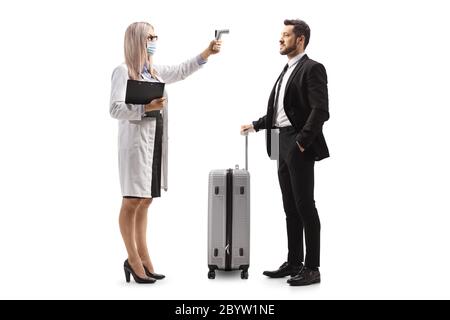 Photo de profil d'une femme médecin mesurant la température avec un thermomètre distant à un homme d'affaires avec une valise isolée sur un dos blanc Banque D'Images