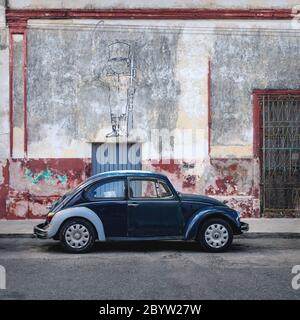 Blue Oldtimer Volkswagen Beetle dans la rue coloniale de Merida, Yucatan, Mexique Banque D'Images