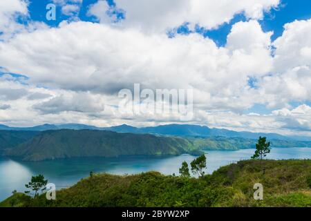 Lac Toba paysage dans un tuktuk, Nord de Sumatra, en Indonésie. Lac Toba est une destination touristique populaire à Sumatra, en Indonésie. Banque D'Images