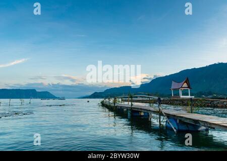 Lac Toba paysage dans un tuktuk, Nord de Sumatra, en Indonésie. Lac Toba est une destination touristique populaire à Sumatra, en Indonésie. Banque D'Images