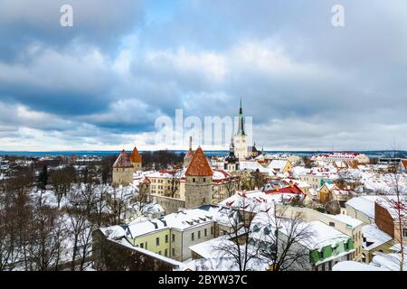 Tallinn, Estonie - février 2018 : la vieille ville de Tallinn avec neige en hiver, Estonie. La vieille ville est un lieu touristique populaire dans le centre-ville de Tallinn Banque D'Images
