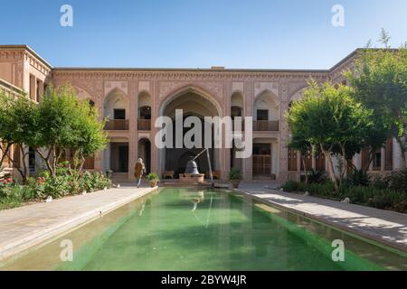 Kashan, Iran - juin 2018 : architecture et jardin de la Maison Ameri à Kashan, Iran. La maison de Āmeri est une grande maison historique Banque D'Images