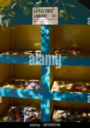 Little Free Library, échange de livres de quartier à Hoxton. Banque D'Images