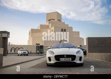 Voiture de sport Jaguar F-Type V8S Cabriolet blanc sur la route de Doha Banque D'Images