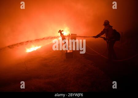 Hivers, Californie, États-Unis. 6 juin 2020. Les pompiers ont travaillé toute la nuit pour essayer de contrôler le feu de Quail, une fois chassés par le vent, près de Winters, en Californie. L'incendie a continué de se déplacer rapidement et a montré un comportement erratique et dangereux, ce qui a rendu difficile la prise de contrôle par les pompiers. Crédit : Neal Waters/ZUMA Wire/Alay Live News Banque D'Images