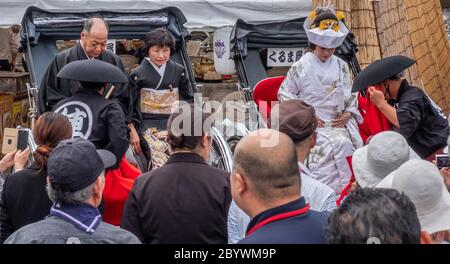 Mariée japonaise arrivant en pousse-pousse au Itako Suigo Iris Festival, Ibaraki, Japon Banque D'Images