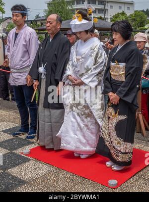 Mariée japonaise arrivant en pousse-pousse au Itako Suigo Iris Festival, Ibaraki, Japon Banque D'Images