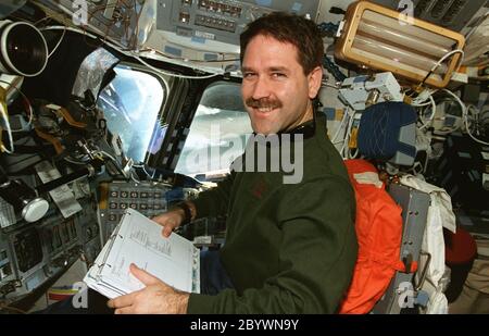 (12-22 janv. 1997) --- l'astronaute John M. Grunsfeld, spécialiste de mission STS-81, occupe la station pilote sur le pont de vol de la navette spatiale Atlantis lors des opérations de rendez-vous avec la station spatiale russe Mir. Banque D'Images