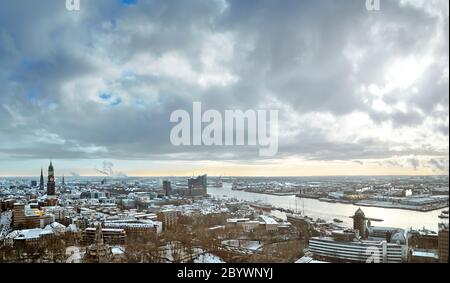 Vue panoramique depuis les Tours dansants sur Hambourg sous la neige en hiver avec Michel, Speicherstadt, le port et la Nouvelle ElbphilHarmony. Banque D'Images