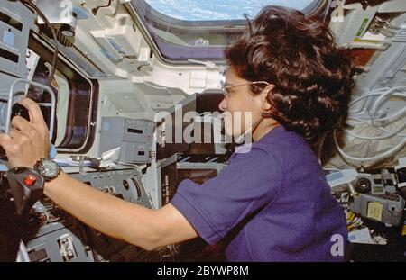 (19 novembre - 5 décembre 1997) --- l'astronaute Kalpana Chawla, spécialiste de la mission, exploite le système de manipulateur à distance (RMS) de la navette spatiale Columbia sur le pont arrière lors des opérations avec le satellite Spartan 201. Kalpana Chawla s'est jointe à quatre autres astronautes et à un spécialiste ukrainien de la charge utile pour 16 jours de recherche sur orbite terrestre à l'appui de la mission États-Unis Microgravitation Payload 4 (USMP-4). Les couleurs bleu clair et blanc associées à la planète domestique voisine de l'équipage sont visibles dans la fenêtre au pavillon. Banque D'Images