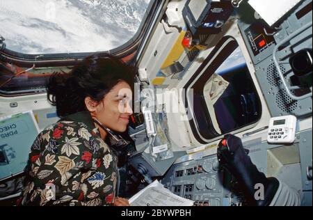 (19 novembre – 5 décembre 1997) --- l’astronaute Kalpana Chawla, spécialiste de la mission, surveille l’activité extra-hiculaire (EVA) des autres astronautes Winston E. Scott et Takao Doi depuis sa station temporaire sur le pont arrière de la navette spatiale Columbia. Chawla a contrôlé le système de manipulateur à distance (RMS) de Columbia à cette station. Chawla (de son poste en cabine), Doi et Scott ont partagé leurs fonctions dans deux sessions distinctes d'EVA au cours de la mission de 16 jours de la charge utile de microgravité des États-Unis (USMP). Banque D'Images