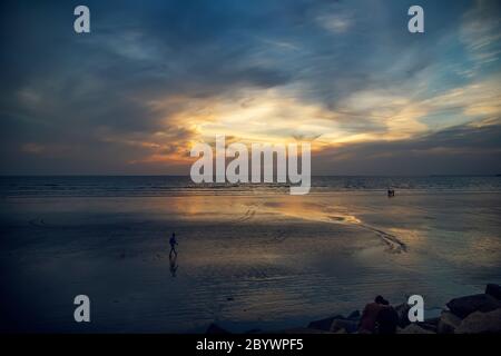 Vue panoramique au coucher du soleil sur le point de plage de karachi avec vue sur la mer Banque D'Images