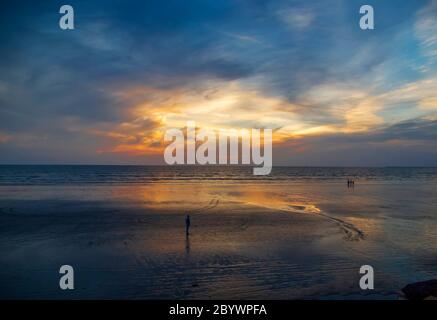 Vue panoramique au coucher du soleil sur le point de plage de karachi avec vue sur la mer Banque D'Images