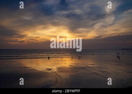 Vue panoramique au coucher du soleil sur le point de plage de karachi avec vue sur la mer Banque D'Images