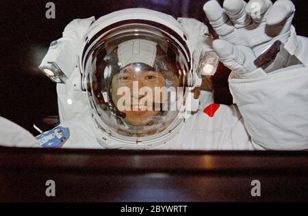 STS087-375-009 (19 novembre – 5 décembre 1997) --- l’astronaute Takao Doi, spécialiste de mission, au cours de l’une des deux activités extravéhiculaires (EVA) dans la baie de chargement de la navette spatiale en orbite terrestre Columbia, fait des vagues sur ses membres d’équipage dans la cabine de Columbia. Takao Doi, un astronaute international stationné au Johnson Space Center (JSC), représente l'Agence nationale japonaise de développement spatial (NASDA). Cette vue a été prise avec un appareil photo 35 mm. Banque D'Images