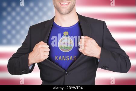 Costume d'ouverture pour homme d'affaires pour révéler une chemise avec drapeau d'État Banque D'Images