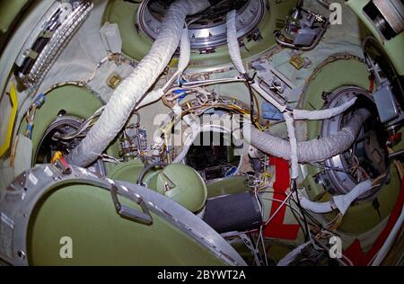 (15-24 mai 1997) --- vue depuis le hayon Soyuz, cette vue de 35 mm montre l'intérieur d'un nœud de station spatiale russe Mir connecté à Kristall (bas), Priroda (haut), Mir Core module (centre), Kvant-2 (gauche) et Spektr (droite). Les membres de l'équipage Mir-23 et STS-84 ont passé plusieurs jours à partager des activités conjointes sur orbite terrestre dans le cadre d'un programme de coopération en cours entre l'Agence spatiale russe (RSA) et la National Aeronautics and Space Administration (NASA). Banque D'Images