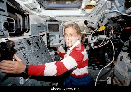 STS085-312-027 (7 - 19 août 1997) --- l'astronaute N. Jan Davis, commandant de charge utile, est photographié au poste de travail du système de manipulateur à distance (RMS) sur le pont arrière de la navette spatiale Discovery. Davis a contrôlé et supervisé des opérations avec les spectromètres et télescopes infrarouges cryogéniques pour le satellite de palettes atmosphère-navette 2 (CRISTA-SPAS-2) pendant la mission de 12 jours en orbite terrestre. Banque D'Images