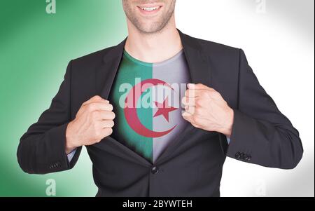 Costume d'ouverture pour homme d'affaires pour révéler une chemise avec drapeau Banque D'Images