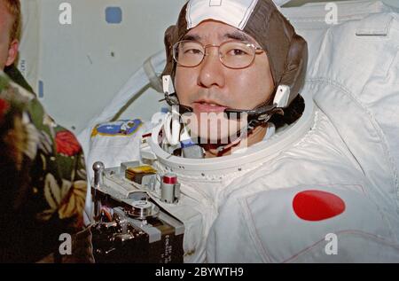 (19 novembre – 5 décembre 1997) --- l'astronaute Takao Doi, spécialiste de mission, prépare l'une des deux activités extravéhiculaires (EVA) du module Airlock de la navette spatiale en orbite terrestre Columbia. Takao Doi, un astronaute international stationné au Johnson Space Center (JSC), représente l'Agence nationale japonaise de développement spatial (NASDA) Banque D'Images