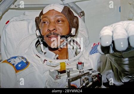 (19 novembre – 5 décembre 1997) --- l'astronaute Winston E. Scott, spécialiste de mission, passe par les touches finales de combinaison spatiale en préparation à l'une des deux activités extravéhiculaires qu'il a exécutées dans et autour de la baie de cargaison de la navette spatiale Columbia. Scott était accompagné de l'astronaute Takao Doi, un spécialiste de mission internationale représentant l'Agence nationale japonaise de développement spatial (NASDA), pour les deux EVAS. Banque D'Images