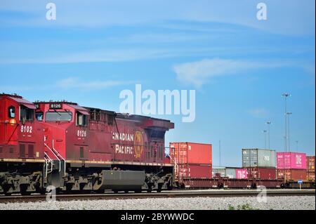 Franklin Park, Illinois, États-Unis. Locomotives du canadien Pacifique qui shuntent les wagons de marchandises intermodaux dans le triage Bensenville du chemin de fer. Banque D'Images