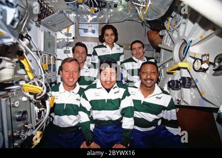 (19 novembre - 5 décembre 1997) --- sur le pont intermédiaire de la navette spatiale Columbia, les membres d'équipage de la mission posent pour le portrait traditionnel en vol. Devant, de gauche à droite, se trouvent les astronautes Steven W. Lindsey, pilote; Takao Doi, spécialiste de mission représentant l'Agence nationale japonaise de développement spatial (NASDA); et Winston E. Scott, spécialiste de mission. À l'arrière, on retrouve, de gauche à droite, les astronautes Kevin R. Kregel, commandant; et Kalpana Chawla, spécialiste de la mission; ainsi que Leonid Kadenyuk, spécialiste de la charge utile. Banque D'Images