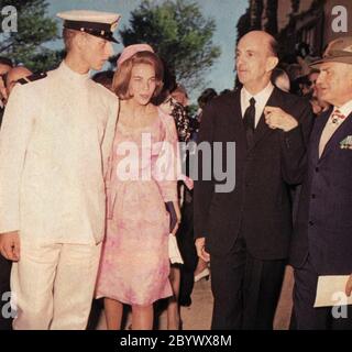 Amedeo di Savoia Aoste et Claudia d'Orléans distraient avec Umberto II de Savoia la veille de leur mariage célébré le 22 juillet 1964 Banque D'Images