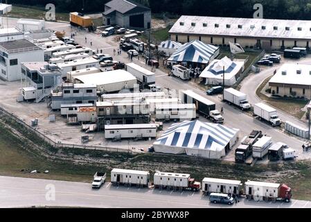 Le tournage des scènes du film « Contact » de Warner Bros. », qui a été tourné le 29 janvier au site de presse du complexe de lancement 39 du Kennedy Space Center, est capturé par des caméras sur le toit du bâtiment d'assemblage de véhicules. Le scénario de 'Contact' est basé sur le roman le plus vendu par l'astronome Carl Sagan. Les acteurs comprennent Jodie Foster, Matthew McConaughey, John Hurt, James Woods, Tom Skerritt, David Morse, William Fichtner, Rob Lowe et Angela Bassett. Décrit par Warner Bros. Comme un drame de science-fiction, 'Contact' dépeint la première rencontre de l'humanité avec des preuves de l'extraterstre Banque D'Images