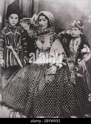 La poétesse azérie Khurshidbanu Natavan (1832-1897) avec son fils Mehdigulu (1855-1900) et sa fille Khanbika ca. 1897 Banque D'Images