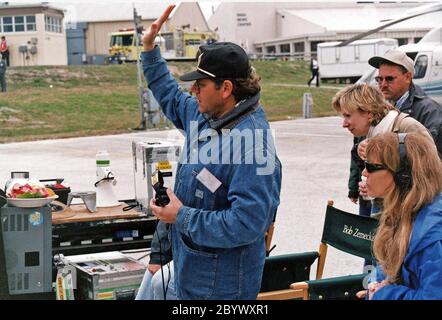 Robert Zemeckis, réalisateur/producteur, et d'autres membres de l'équipe de Warner Bros. Supervisent le tournage de scènes pour le film « Contact » au site de presse du complexe de lancement 39 du Kennedy Space Center le 30 janvier. Le scénario de 'Contact' est basé sur le roman le plus vendu par l'astronome Carl Sagan. Les acteurs comprennent Jodie Foster, Matthew McConaughey, John Hurt, James Woods, Tom Skerritt, David Morse, William Fichtner, Rob Lowe et Angela Bassett. Décrit par Warner Bros. Comme un drame de science-fiction, 'Contact' dépeint la première rencontre de l'humanité avec des preuves de la vie extraterrestre Banque D'Images