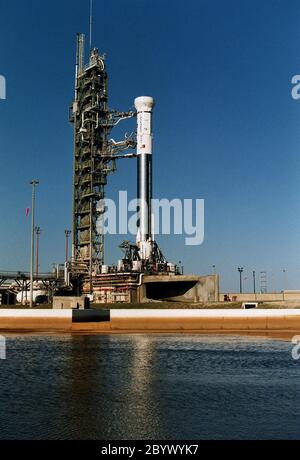 Le véhicule de lancement consommable Lockheed Martin Atlas 1 (AC-79) qui transportera le satellite MÉTÉOROLOGIQUE avancé GOO-K subit un essai de prélancement critique avec sa tour de service mobile retirée. La répétition de la robe humide est un test de prélancement majeur conçu pour démontrer, en partie, l'état de préparation au lancement du véhicule et de l'équipement de soutien au lancement. L'AC-79 sera le lancement final d'une fusée Atlas 1, un dérivé de l'Atlas Centaur original qui a eu son premier lancement réussi pour la NASA en 1963. Les lancements futurs de satellites géostationnaires opérationnels environnementaux (GOS) dans la série actuelle Wil Banque D'Images