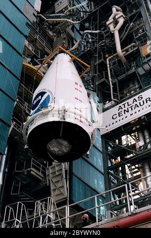 Le carénage de la charge utile Atlas 1 avec le satellite météorologique avancé INTÉGRÉ GOS-K est en position de levage pour l'accouplement au véhicule de lancement extensible Lockheed Martin Atlas 1 (AC-79) du complexe de lancement 36, Pad B, Cape Canaveral Air Station. GOS-K sera le troisième vaisseau spatial à être lancé dans la série avancée de satellites géostationnaires opérationnels environnementaux (GOS). Les satellites GOO appartiennent à la National Oceanic and Atmospheric Administration (NOAA) et sont exploités par celle-ci; la NASA gère la conception, le développement et le lancement de l'engin spatial. Banque D'Images