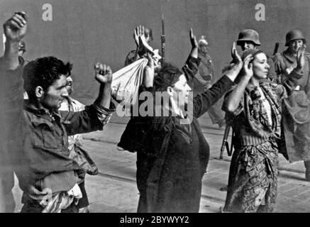 Rapport Stroop - Varsovie Ghetto soulèvement, photo prise à la rue Nowolipie regardant vers l'est, près de l'intersection avec la rue Smocza, femme sur la droite: Hasia Szylgold-Szpiro ca. 1943 Banque D'Images