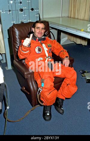 Le spécialiste de la charge utile STS-87 Leonid Kadenyuk de l'Agence spatiale nationale d'Ukraine donne un pouce dans son lancement et son costume d'entrée dans le bâtiment des opérations et des caisses. Lui et les cinq autres membres de l'équipage du STS-87 partiront sous peu pour le Launch Pad 39B, où la navette spatiale Columbia attend le décollage lors d'une mission de 16 jours pour effectuer des recherches sur la microgravité et le solaire. Kadenyuk effectuera sa première mission sur STS-87. Au cours de la mission, Kadenyuk pollinisera les plantes de Brassica rapa dans le cadre de l'expérience de collaboration ukrainienne, ou CUE, à bord de Columbia. L'expérience CUE est une collection de Banque D'Images