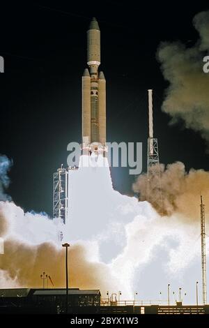 Un voyage de sept ans à la planète annelée Saturne commence par le décollage d'un Titan IVB/Centaur portant l'orbiteur Cassini et sa sonde Huygens attachée. Banque D'Images
