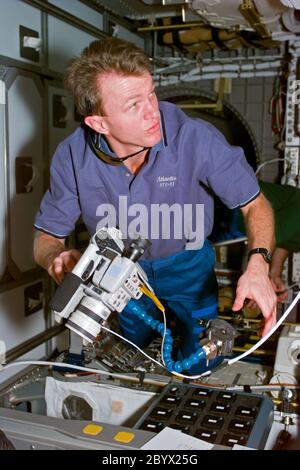 (13 janv. 1997) --- l'astronaute Brent W. Jett, Jr., pilote, emboîte un caméscope, dans le module Spacehab Double module (DM) fixé dans la baie de cargaison de la navette spatiale Atlantis. Cette image a été enregistrée avec une caméra électronique fixe (ESC) et a été ensuite reliée aux contrôleurs de vol de Houston, Texas. Jett et cinq coéquipiers se préparent à un amarrage prévu en milieu de semaine avec la station spatiale russe Mir. Banque D'Images