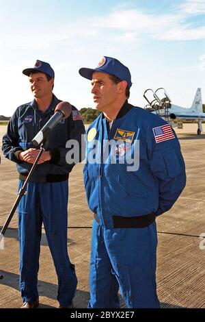 Comme le commandant de STS-87 Kevin Kregel le regarde, le spécialiste de la charge utile Leonid Kadenyuk de l'Agence spatiale nationale d'Ukraine s'adresse aux membres de la presse et des médias au centre de navette de Kennedy après leur arrivée pour les dernières activités de prélancement qui ont précédé le décollage prévu du 19 novembre. Les autres membres de l'équipage du STS-87 qui ne sont pas représentés sont le pilote Steven Lindsey; et les spécialistes de mission Kalpana Chawla, Ph.D.; Takao Doi, Ph.D., de l'Agence nationale de développement spatial du Japon; et Winston Scott. STS-87 sera le quatrième vol de la charge utile de microgravité des États-Unis et du Spartan-201 Banque D'Images