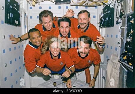 (7 - 19 août 1997) --- pour leur portrait traditionnel de l'équipage de conduite, les six membres de l'équipage de cette mission flottent sur le pont central de la navette spatiale Discovery. En haut, de gauche à droite, se trouvent Bjarni Tryggvason, spécialiste de la charge utile de l'Agence spatiale canadienne (ASC); ainsi que les astronautes Stephen K. Robinson, spécialiste de la mission; et Curtis L. Brown, Jr., commandant de la mission. En bas, à gauche, on trouve les astronautes Robert L. Curbeam, Jr., spécialiste de mission; N. Jan Davis, commandant de charge utile; et Kent V. Rominger, pilote. Banque D'Images