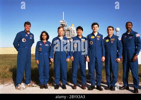 L'équipage de la mission STS-87, prévue pour le lancement le 19 novembre à bord de la navette spatiale Columbia depuis le Pad 39B du Centre spatial Kennedy (KSC), pose au PAD pendant une pause dans le terminal Countdown Demonstration Test (TCDT) du KSC. Devant la navette Columbia se trouvent, de gauche à droite, le commandant Kevin Kregel; le spécialiste de mission Kalpana Chawla, Ph.D.; le pilote Steven Lindsey; le spécialiste de mission Takao Doi, Ph.D., de l'Agence nationale de développement spatial du Japon; le spécialiste de la charge utile de secours Yaroslav Pustovyi, Ph.D., de l'Agence spatiale nationale d'Ukraine (AINS); Spécialiste charge utile Leonid Kadenyuk Banque D'Images