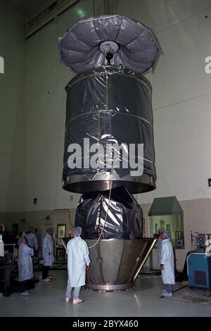 Dans le vaisseau spatial SAEF-II (installation d’encapsulation et d’assemblage de KSC), le vaisseau spatial ACE (Advanced composition Explorer) est encapsulé et placé dans le transporteur qui le déplacera vers le complexe de lancement 17A. Le lancement d'une fusée Delta II à partir de la station aérienne de Cape Canaveral est prévu le 24 août. ACE étudiera les particules d'origine solaire à faible énergie et les particules galactiques à haute énergie. La puissance de collecte des instruments à bord d'ACE est 10 à 1,000 fois plus grande que tout ce qui avait été précédemment utilisé pour recueillir des données similaires par la NASA Banque D'Images