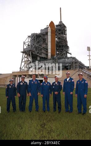 KENNEDY SPACE CENTER, Fla -- avec la navette spatiale Atlantis derrière eux, l'équipage STS-86 pose pour une photo au Launch Pad 39A. Les sept membres de l'équipage sont à KSC pour participer aux activités de l'essai de démonstration du compte à rebours terminal (TCDT). De gauche à droite se trouvent les spécialistes de mission Wendy B. Lawrence, David A. Wolf, Scott E. Parazynski, Vladimir Georgievitch Titov, de l'Agence spatiale russe, Jean-Loup J.M. Retraité de l'Agence spatiale française du CNES; commandant James D. Wetherbee; et pilote Michael J. Bloomfield. STS-86 sera le septième quai de la navette spatiale avec la Station spatiale russe Mir Banque D'Images