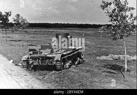 Opération Barbarossa : rupture du réservoir de flamants d'extinction russe KHT-26 (OT-26) détruit lors de l'invasion allemande de la Russie en 1941 Banque D'Images