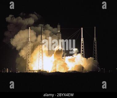 Un voyage de sept ans à la planète annelée Saturne a commencé le 15 octobre 1997 avec le décollage d'un Titan IVB/Centaur transportant l'orbiteur Cassini de la NASA et sa sonde Huygens attachée Banque D'Images